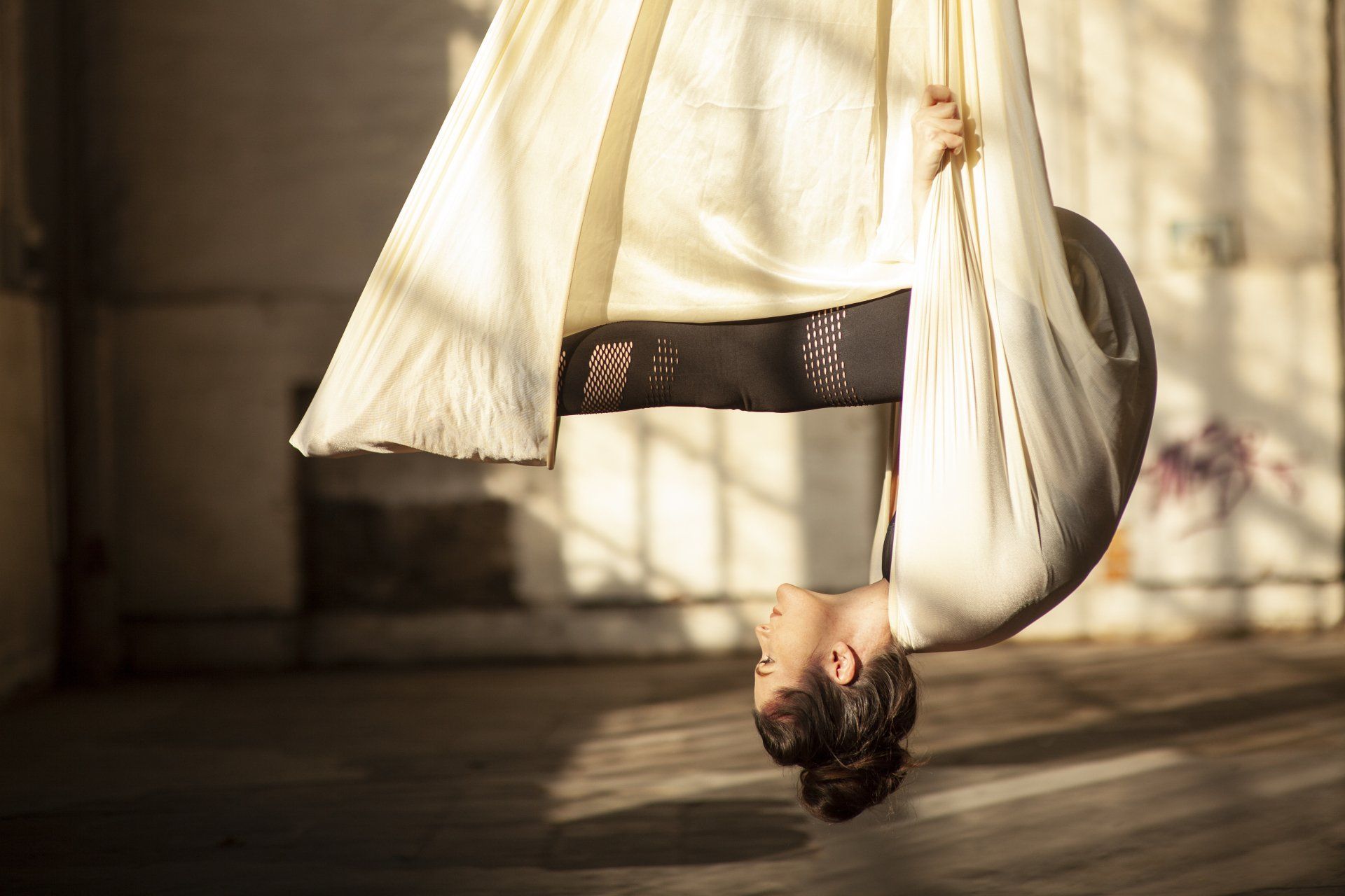 Halasana im Aerial Yoga Tuch