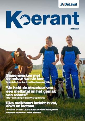 Twee vrouwen in blauwe overalls staan naast een bruine koe in een grasveld onder een blauwe lucht, met Nederlandse tekst uit een tijdschrift.