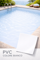 Piscina con acqua limpida, vista sull'oceano. Campione in PVC bianco sovrapposto.