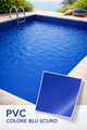 Piscina blu con campione in PVC blu scuro. Ambientazione in riva al mare.