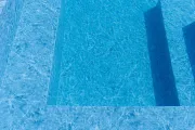 Piscina blu con gradini, vista dall'alto.