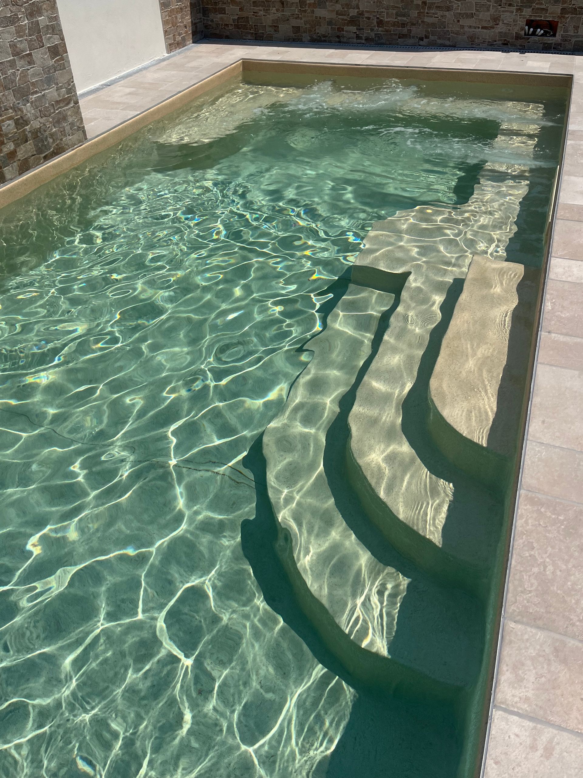 Piscina con gradini integrati, acqua verde chiaro