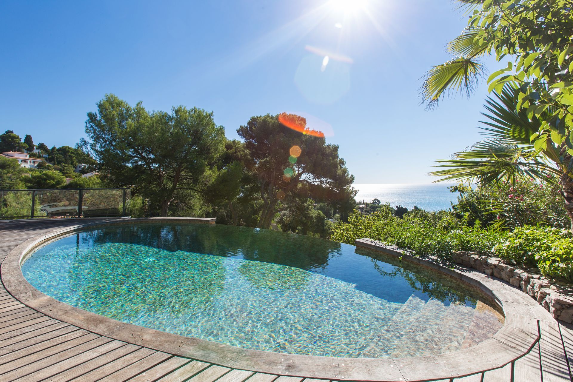 Piscina ovale con acqua turchese scintillante