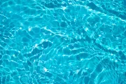 Superficie dell'acqua turchese con scintillanti giochi di luce.