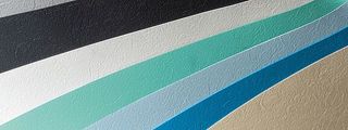 Strisce diagonali di colore nero, bianco, verde acqua, azzurro, blu scuro e marrone chiaro.