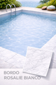 Vista piscina: Piscina con acqua limpida, piastrelle in marmo, scritta 