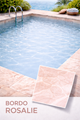 Piscina con bordo in piastrelle rosa chiaro; scritta 