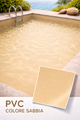 Piscina con acqua color sabbia, con campione di PVC in evidenza. Mare e piante sullo sfondo.