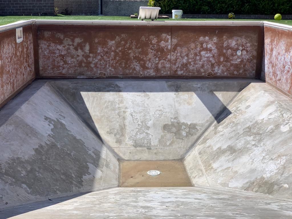vecchia piscina da ristrutturare