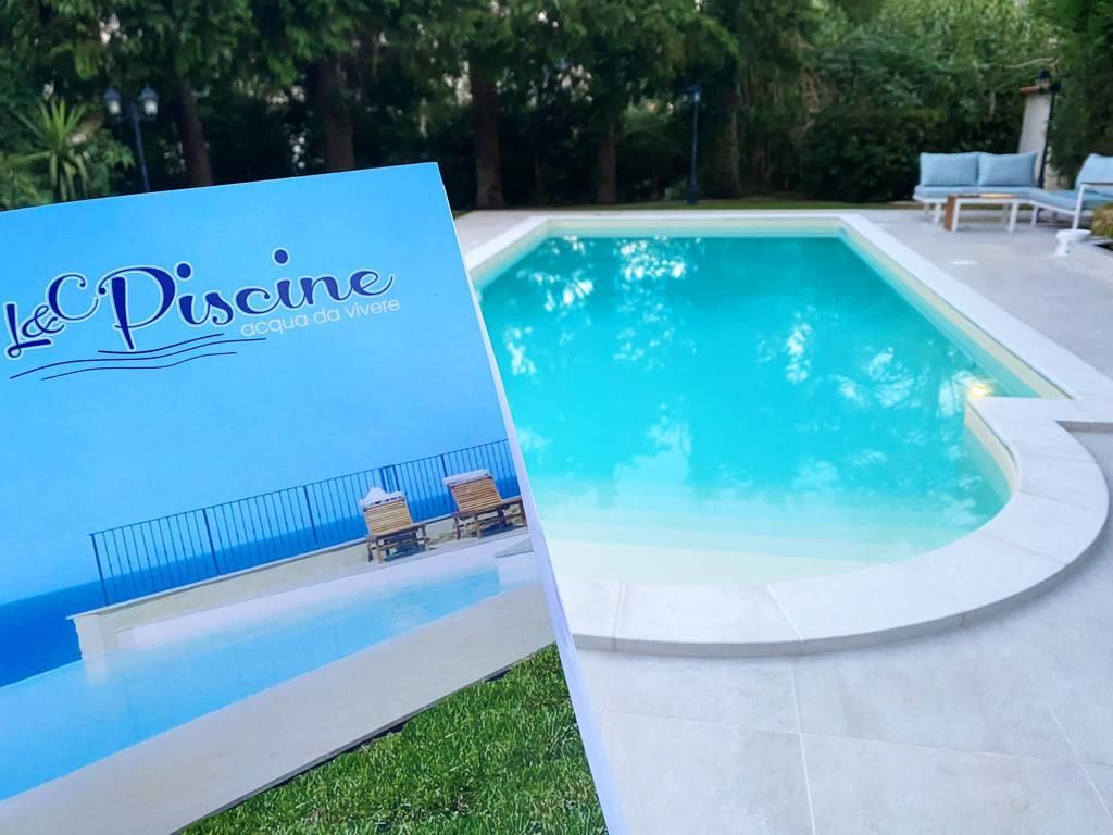 Brochure pubblicitaria di una piscina, aperta sul cortile