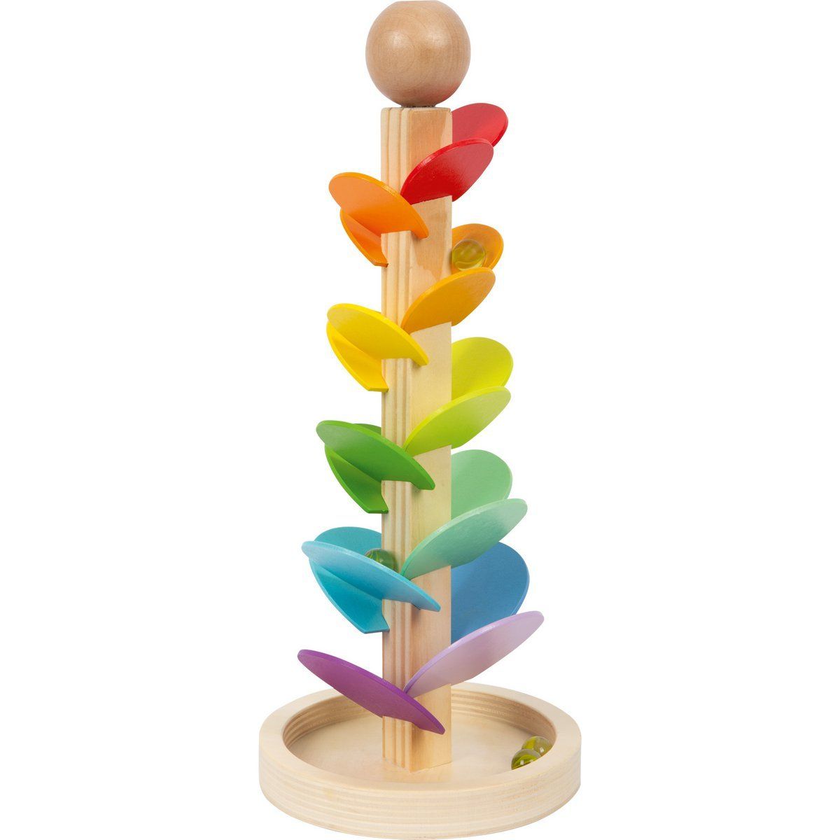Houten knikkerboom met regenboogkleurige bladeren.