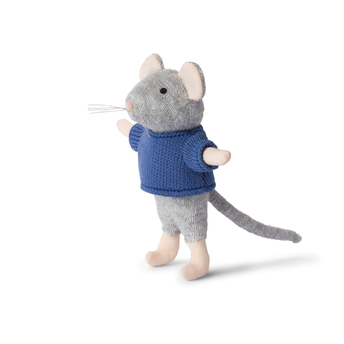 Gebreide grijze muis in een blauwe trui, in een vintage doos met het opschrift