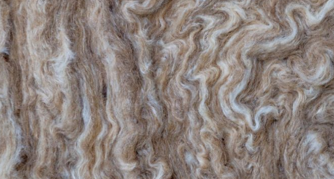Saint-Gobain produce lana minerale e distribuisce prodotti altamente perfomanti adatti specialmente alle coperture a falda, sia per sottotetti non abitabili che per coperture ventilate.
Come la lana di vetro, anche l'isolante minerale a base vetro, possiede grandi capacità di isolamento termico e acustico caratteristiche che lo rendono il materiale adatto per soluzioni a secco (come pareti divisorie interne, contropareti interne, pareti perimetrali esterne, strutture in legno, controsoffitti) e sistemi tradizionali (come isolamento in intercapedine di pareti interne o perimetrali).
Prodotti come Isover Arena31 (31K e 31 Alu) sono i pannelli realizzati con materie prime naturali e riciclate rivestite con carta kraft o con carta alluminio retinata. Isover T-70 Roll è ideale per coperture civili e industriali, di facile applicazione grazie al confezionamento in rotoli.