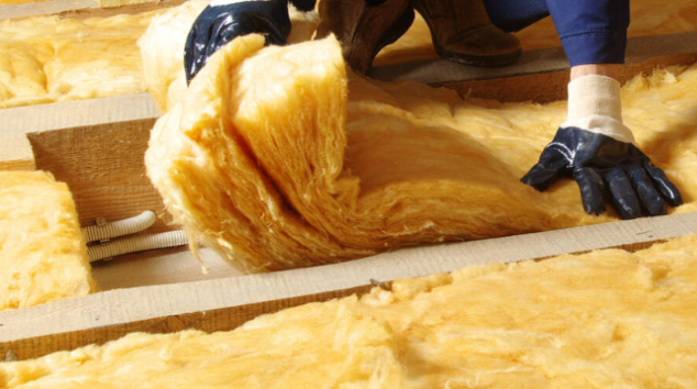 La lana di vetro Saint-Gobain appartiene alla famiglia degli isolanti fibrosi sintetici, realizzati con materiali inorganici. Completamente prodotta in Italia nei nostri stabilimenti, la lana di vetro è prodotta con oltre il 95% di materie prime naturali (sabbia, acqua e fino all’80% di vetro riciclato), ed è riciclabile al 100%. Si producono prodotti per soluzioni per tetti, pavimentazioni e partizionamenti verticali.
Tra i prodotti della famiglia Isover, il pannello Isover Clima 34 è ideale per le soluzioni id isolamento termico delle pareti perimetrali esterne, grazie alla bassa conducibilità termica, l'ottimo isolamento acustico e la classe di resistenza al fuoco A2-s1,d0. Per l'isolamento delle coperture a falda e piane, si può scegliere Isover Superbac dall'ottima resistenza meccanica e l'eccellente isolamento acustico, associati ad una buona resistenza meccanica alla compressione.
Se invece si dovesse isolare un'intercapedine di una parete perimetrale o di un sottotetto non abitabile, l'insufflaggio di Isover Insulsafe33, lana di vetro in fiocchi, risulta la scelta migliore grazie alle sue capacità di isolamento termo-acustico e di inalterabilità nel tempo.