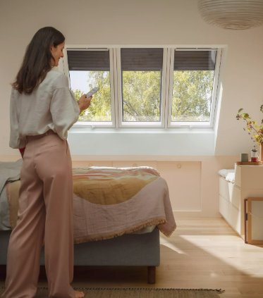 Perché scegliere le finestre per tetti elettriche?
Una migliore ventilazione
Cambiare l'aria a casa tua non è mai stato così facile. Non serve raggiungere la finestra per aprirla o chiuderla o evitare di arieggiare per paura di dimenticare la finestra aperta.
Cambia l'aria senza pensieri
Il sensore pioggia ti dà la massima tranquillità, perché chiude automaticamente le finestre alle prime gocce, proteggendo la tua casa dai danni che l'acqua potrebbe causare.
Sempre a portata di mano
Immagina di poter aprire e chiudere le tue finestre, ovunque ti trovi. Con i nostri prodotti elettrici puoi controllare le tue finestre, tende e tapparelle con un semplice tocco, sia da a casa, sia quando sei in viaggio. Hai il pieno controllo - in ogni momento.
Risparmia energia preziosa
Indipendentemente dal periodo dell'anno, puoi cambiare l'aria in casa in modo efficiente riducendo al minimo gli sprechi di energia. In inverno, le finestre elettriche consentono di arieggiare velocemente, senza disperdere il caldo che c'è in casa. In estate, le tapparelle bloccano il raggi del sole, prima che tocchino il vetro.
Controlla le tue finestre per tetti elettriche con la massima facilità