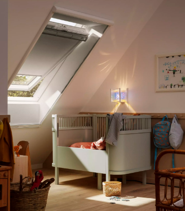 Schermature esterne (protezione dal caldo)
Le schermature esterne VELUX sono la soluzione migliore per impedire l'ingresso del caldo in casa e prevenire il surriscaldamento in estate.
Tapparelle e tende possono ridurre la temperatura interna fino a 4 gradi* perché bloccano i raggi del sole prima che tocchino il vetro della finestra. In questo modo si riduce notevolmente la quantità di caldo che entra nell'ambiente, garantendo un clima interno confortevole.
Per avere ancora più comfort, abbina le schermature esterne con le tende interne.
* Fonte: Risultato medio dello studio VELUX 2023 in 28 paesi europei. Modello più venduto di vetrocamera VELUX ad alta efficienza energetica (ad es. GGL 66) su due finestre per tetti VELUX (ad es. MK06) durante l'estate.
Le tende a rullo, le più classiche e conosciute, sono disponibili in tre versioni: filtranti, oscuranti e combinazione notte e giorno.
Le tende plissettate sono decorative e permettono di controllare la luce con flessibilità. Possono essere alzate sia dall'alto, sia dal basso e posizionate in qualsiasi punto della finestra. Le tende plissettate a rullo sono disponibili nelle due versioni filtrante e oscurante.
Tende alla veneziana
La tenda alla veneziana VELUX ha lamelle resistente all'umidità che la rendono perfetta per ambienti come bagno e cucina. È pensata su misura per le finestre VELUX, si installa facilmente senza dover prendere le misure o tagliare.
Disponibile con guide laterali in alluminio bianco o satinato.
Zanzariera
Vuoi tenere lontano gli insetti? Goditi l'aria fresca senza ospiti indesiderati con le zanzariere VELUX. Semplici da usare, possono essere combinate a qualsiasi altra tenda interna o esterna VELUX. Si ripongono ordinatamente nel sottile copri rullo superiore in alluminio quando non si usano.