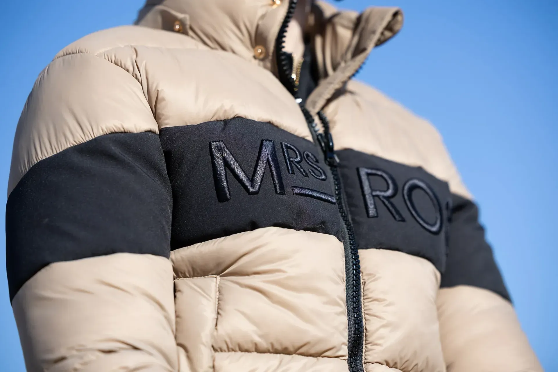 Mrs Ros Outland Donker Beige jas
