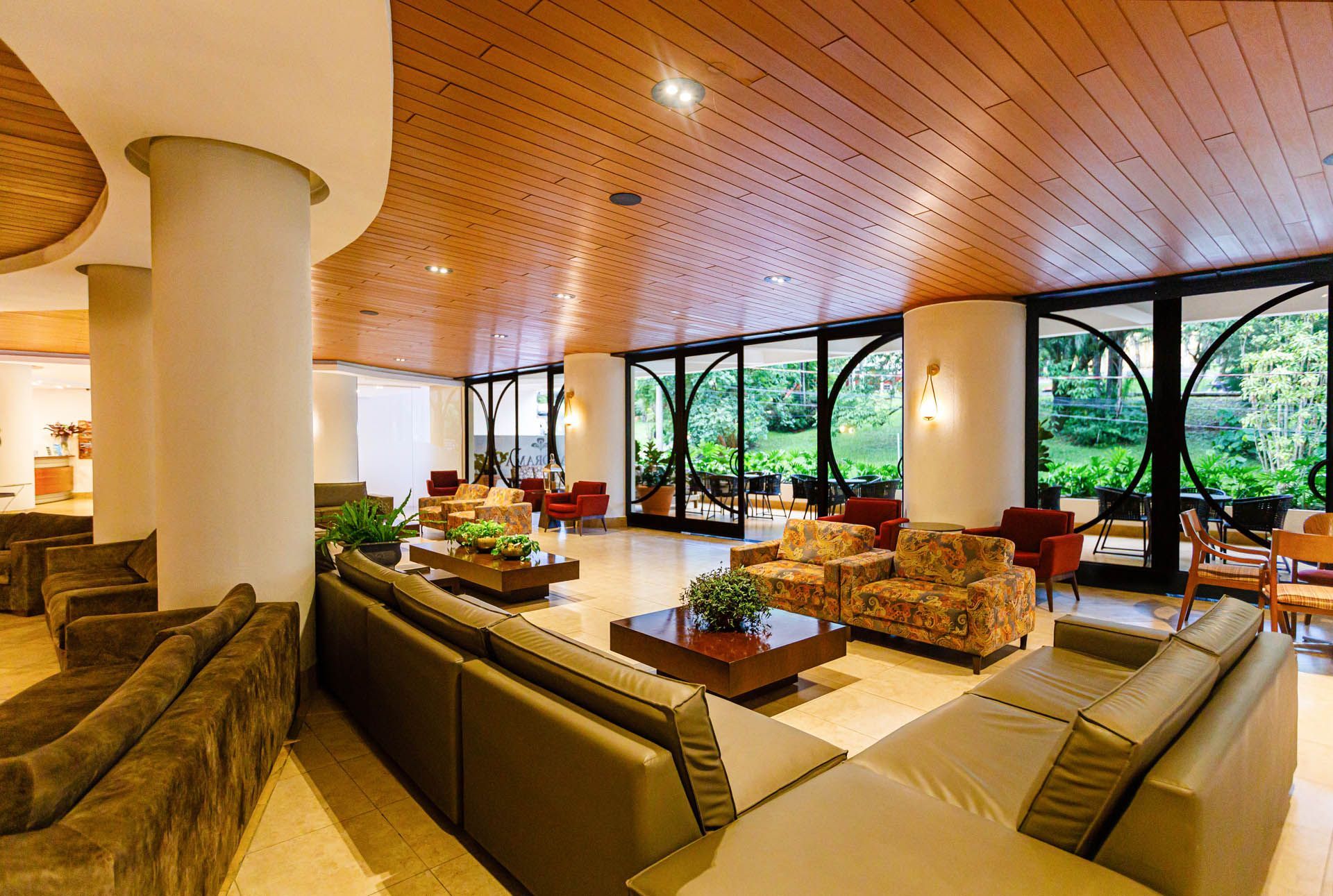 Uma sala de estar com muitos móveis e um teto de madeira
