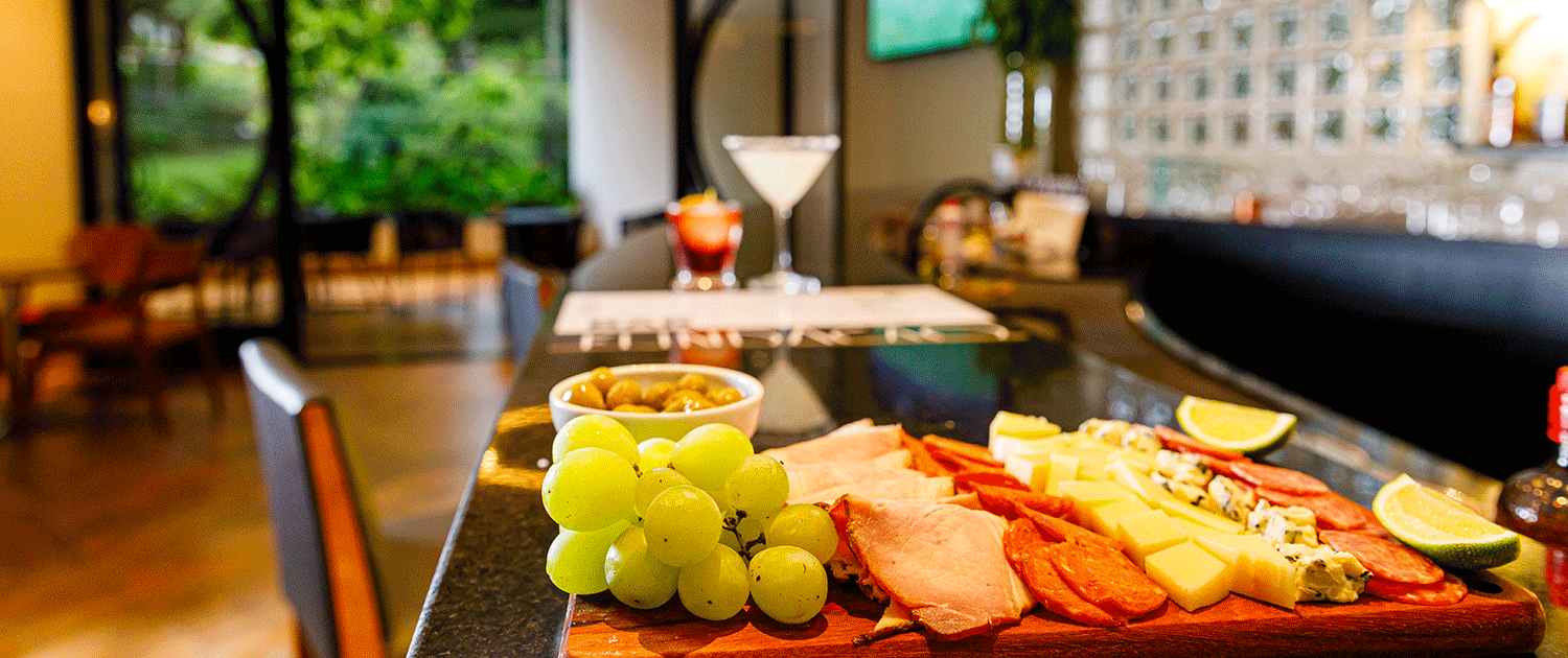 Uma fileira de cadeiras azuis ao lado de uma piscina