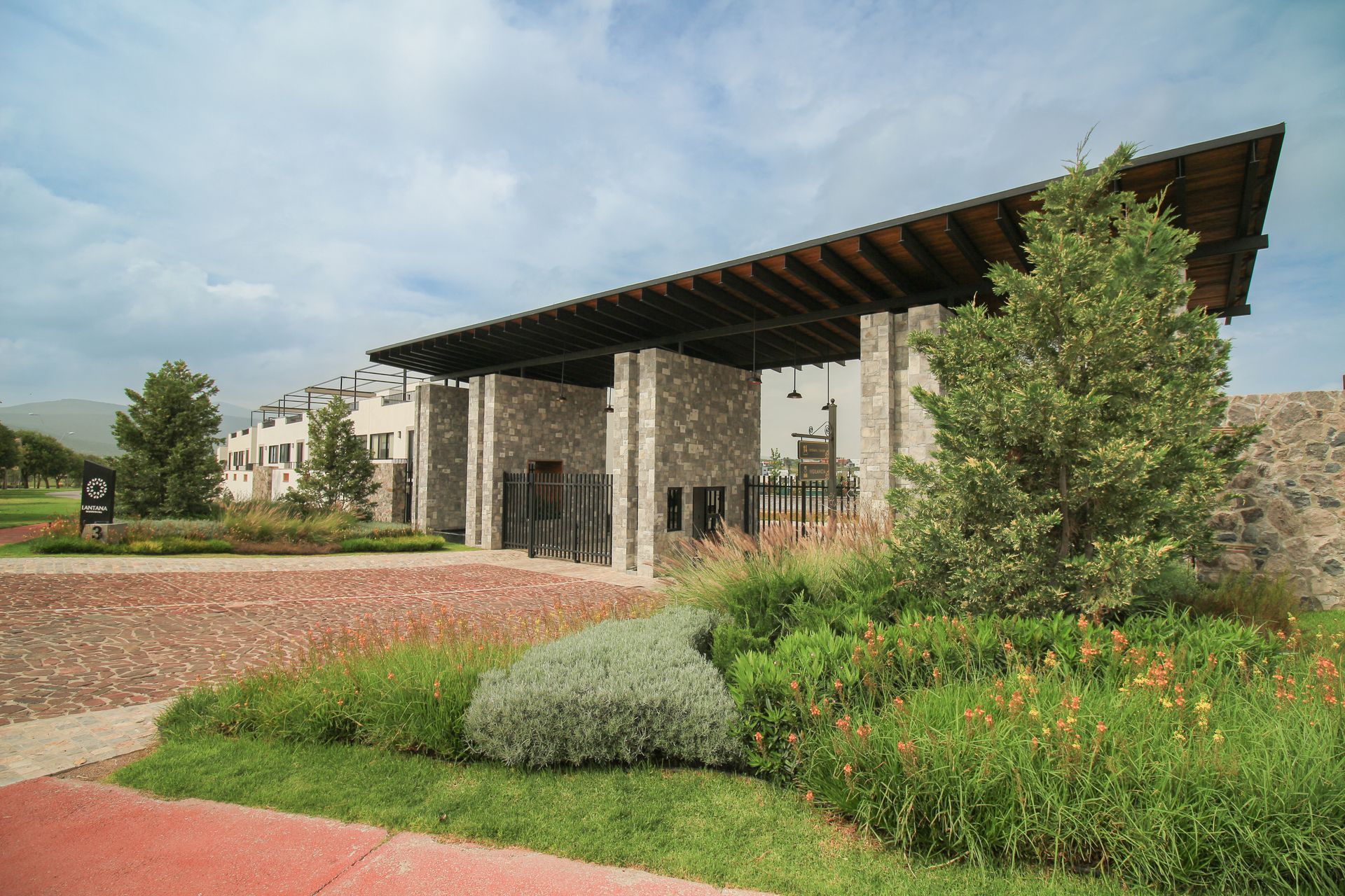 Entrada Lantana Residencial