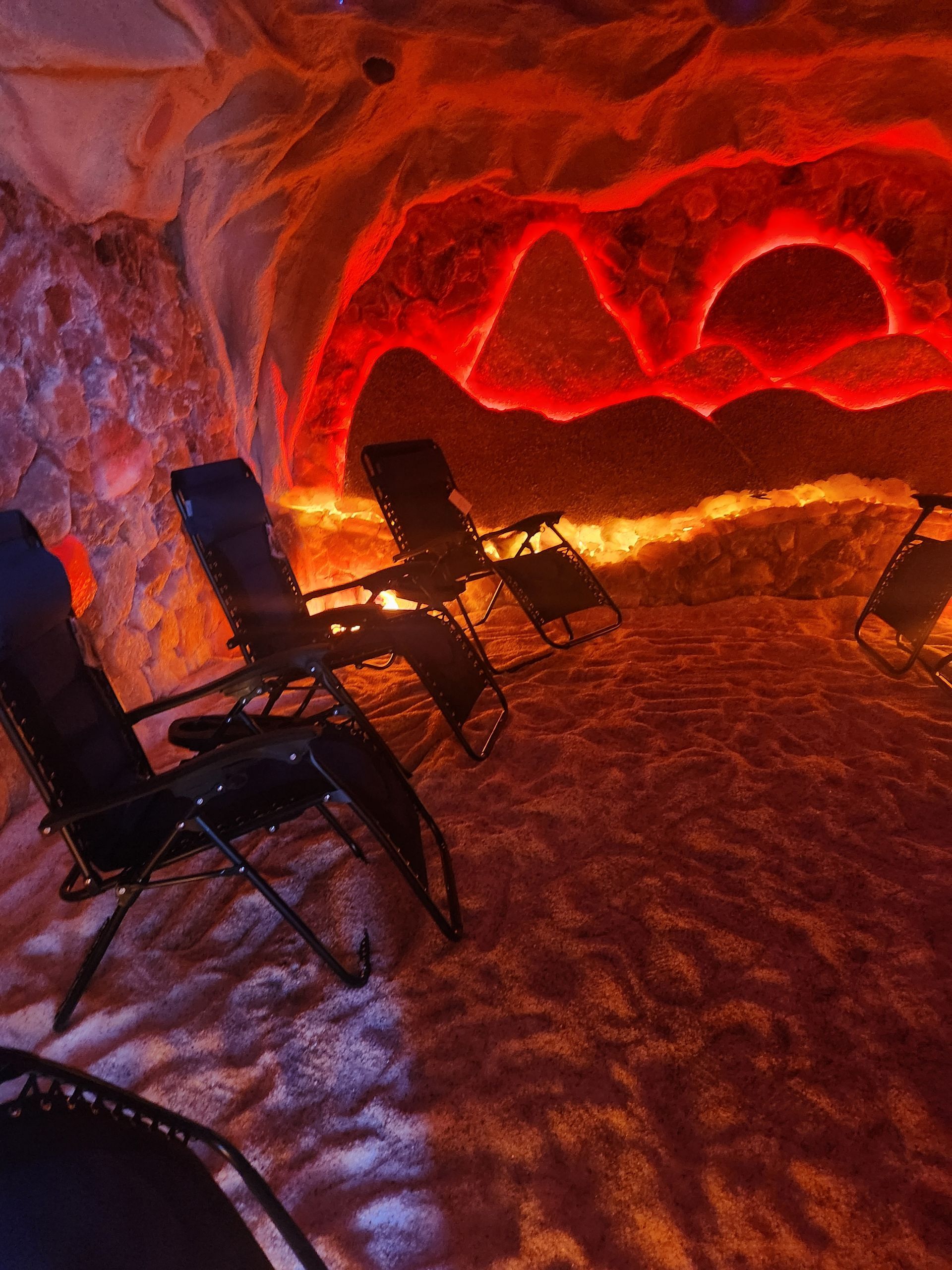 A room with chairs and a red light on the wall.