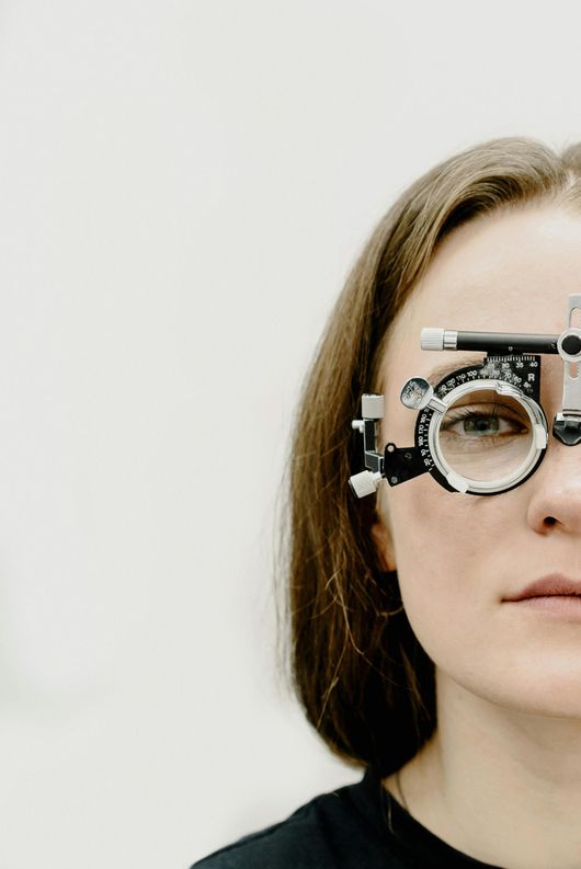 Une femme porte une paire de lunettes sur son visage.