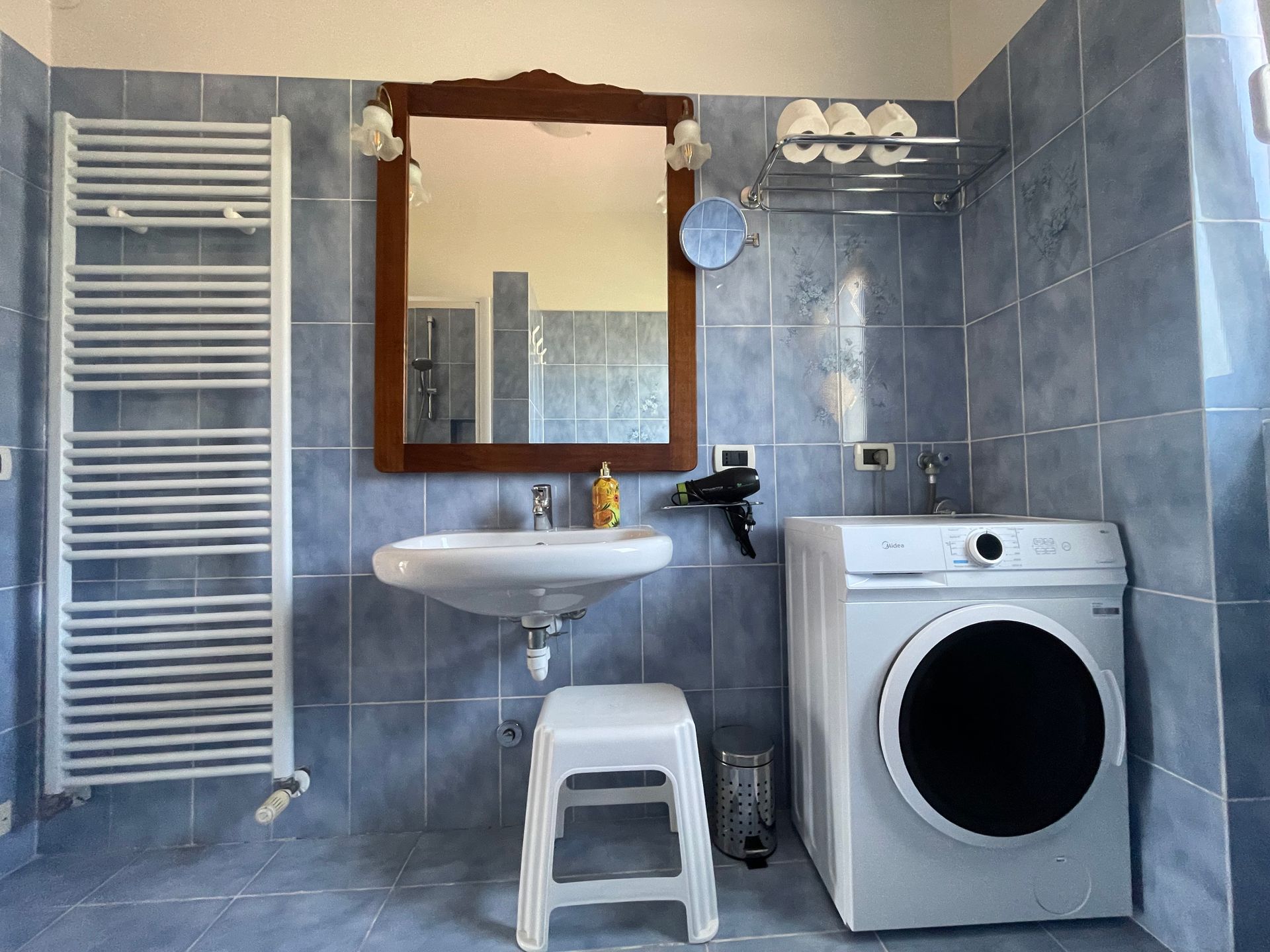 Bagno con moderna lavatrice e pohn