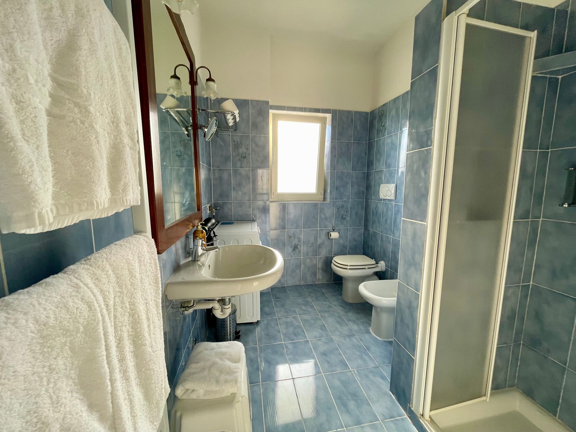 Bagno rinnovato con doccia e lavatrice