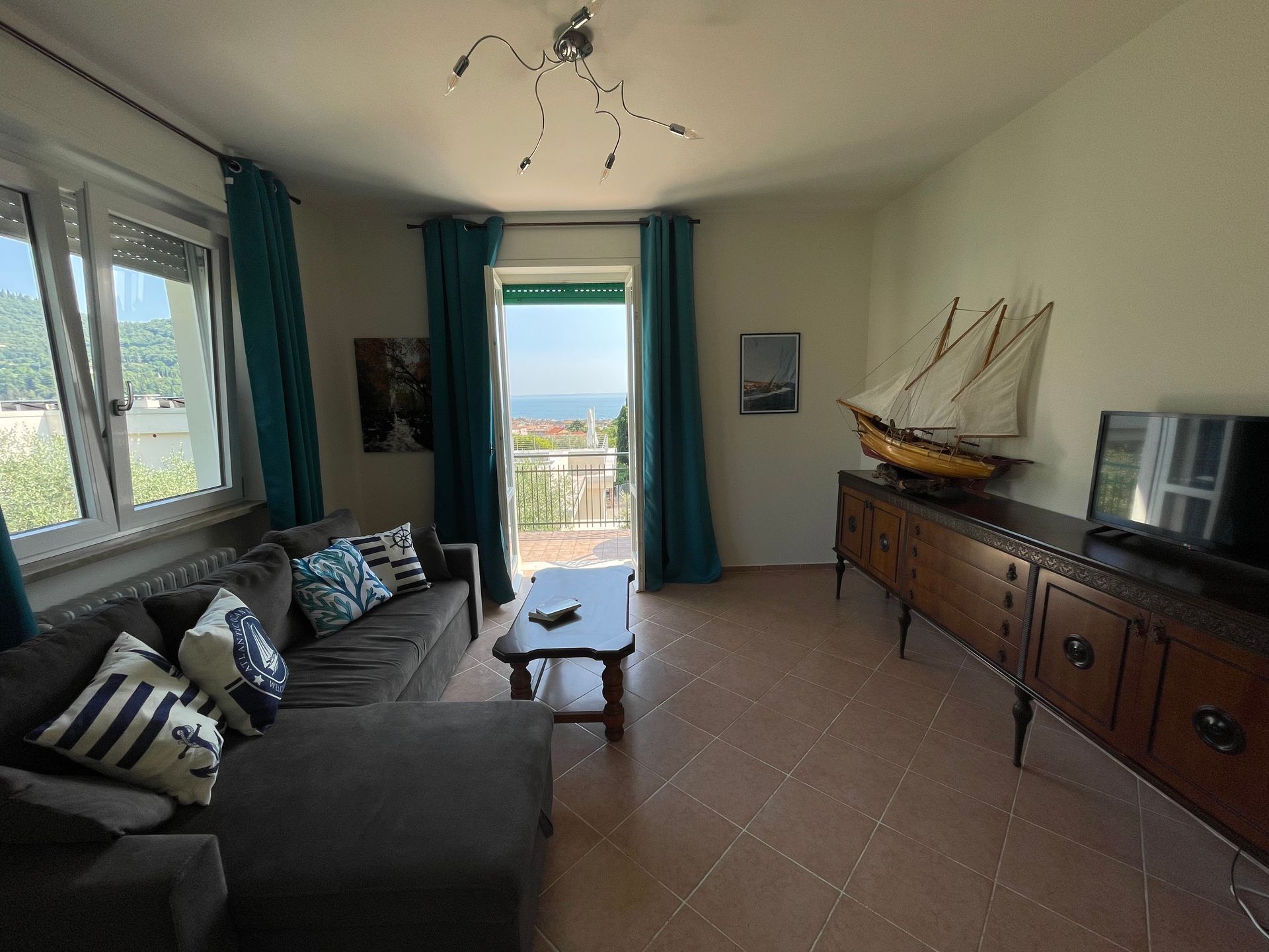 Salotto con vista lago