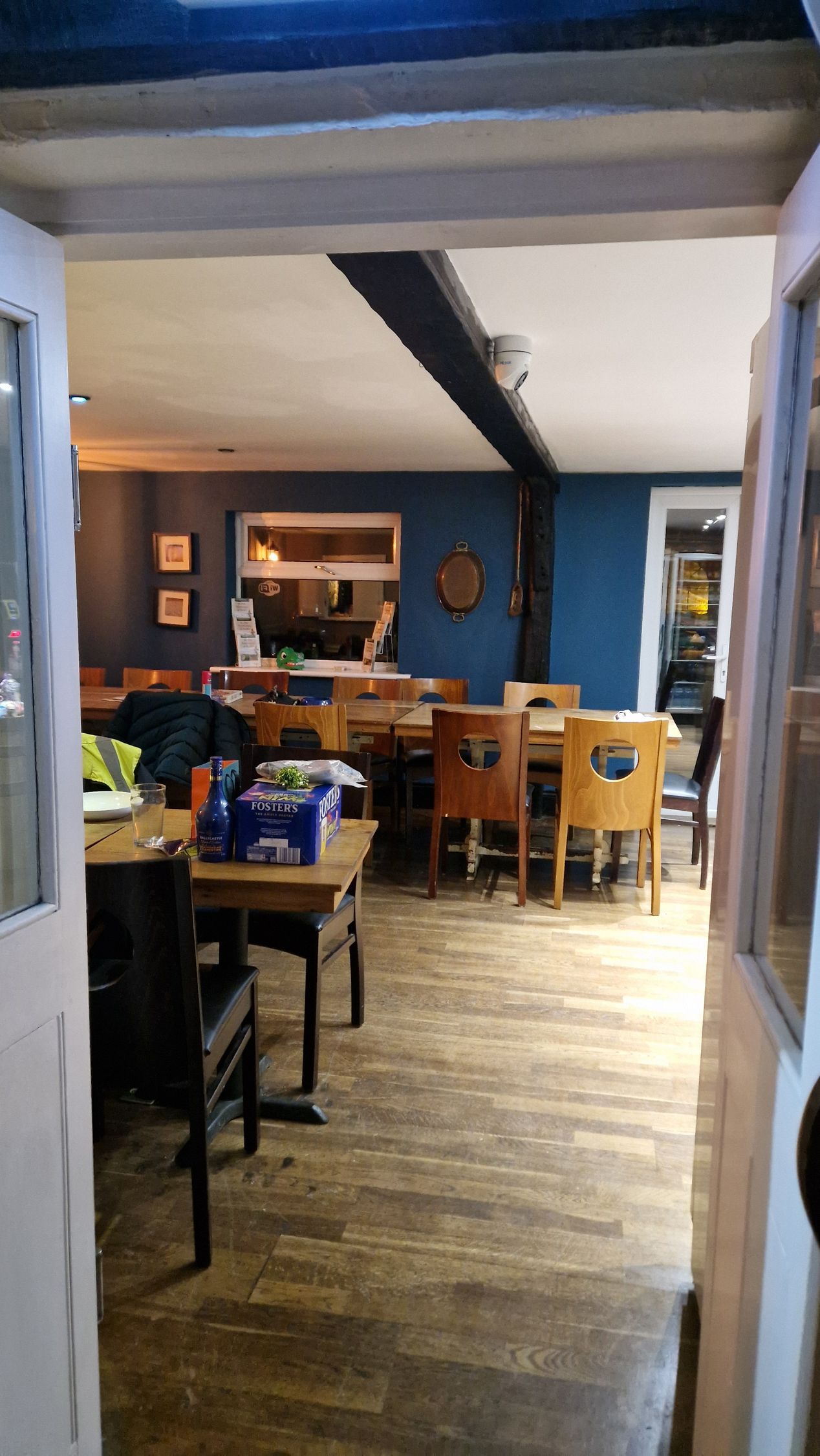 three horseshoes bar