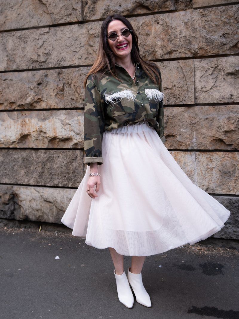 outfit con gonna bianca e camicia militare