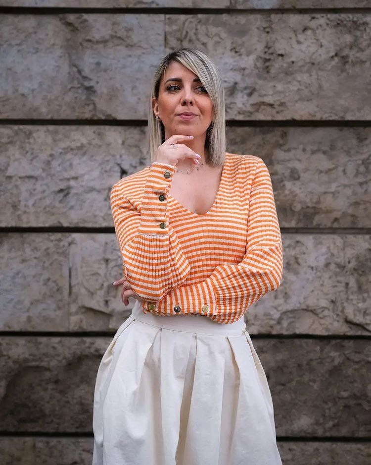 outfit per donna gonna e maglia a righe