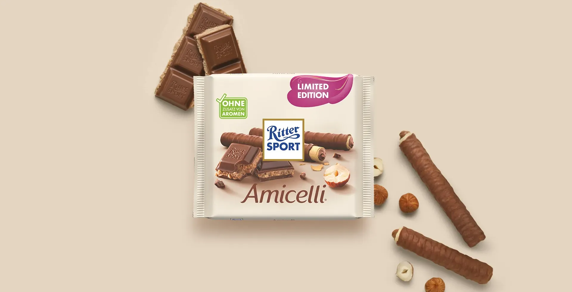 Verpackung einer blauen Schokoladentafel mit Nüssen, Schokoladenstückchen und dem Hinweis „55 % Kakaoanteil“ auf blauem Hintergrund