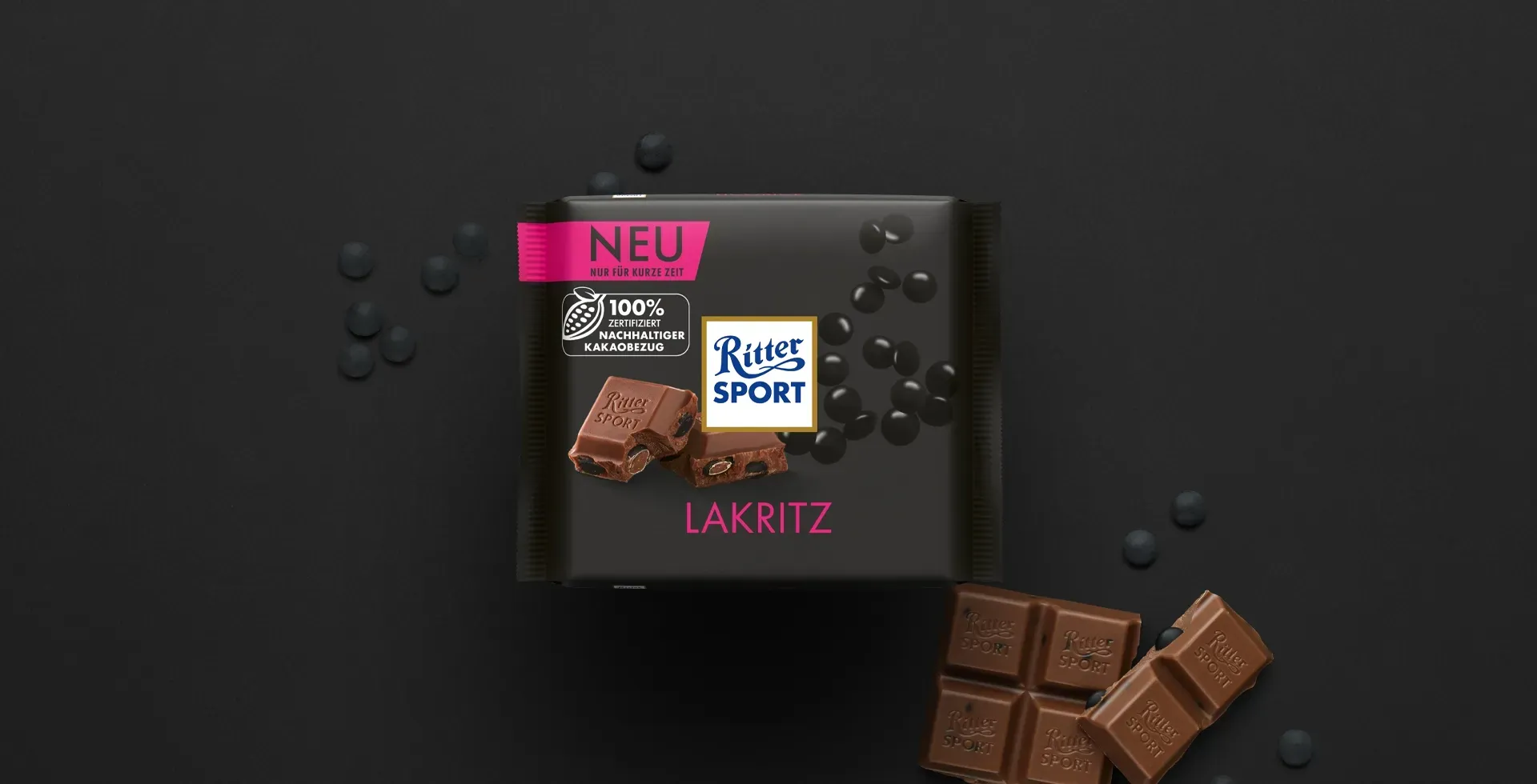 Verpackung einer blauen Schokoladentafel mit Nüssen, Schokoladenstückchen und dem Hinweis „55 % Kakaoanteil“ auf blauem Hintergrund