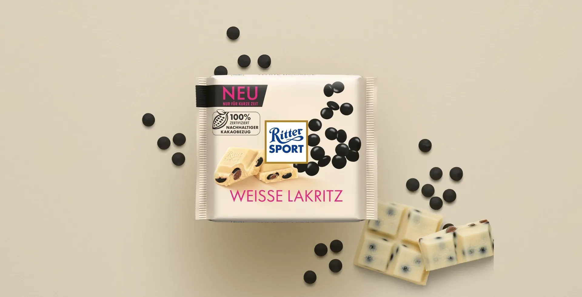 Verpackung einer blauen Schokoladentafel mit Nüssen, Schokoladenstückchen und dem Hinweis „55 % Kakaoanteil“ auf blauem Hintergrund