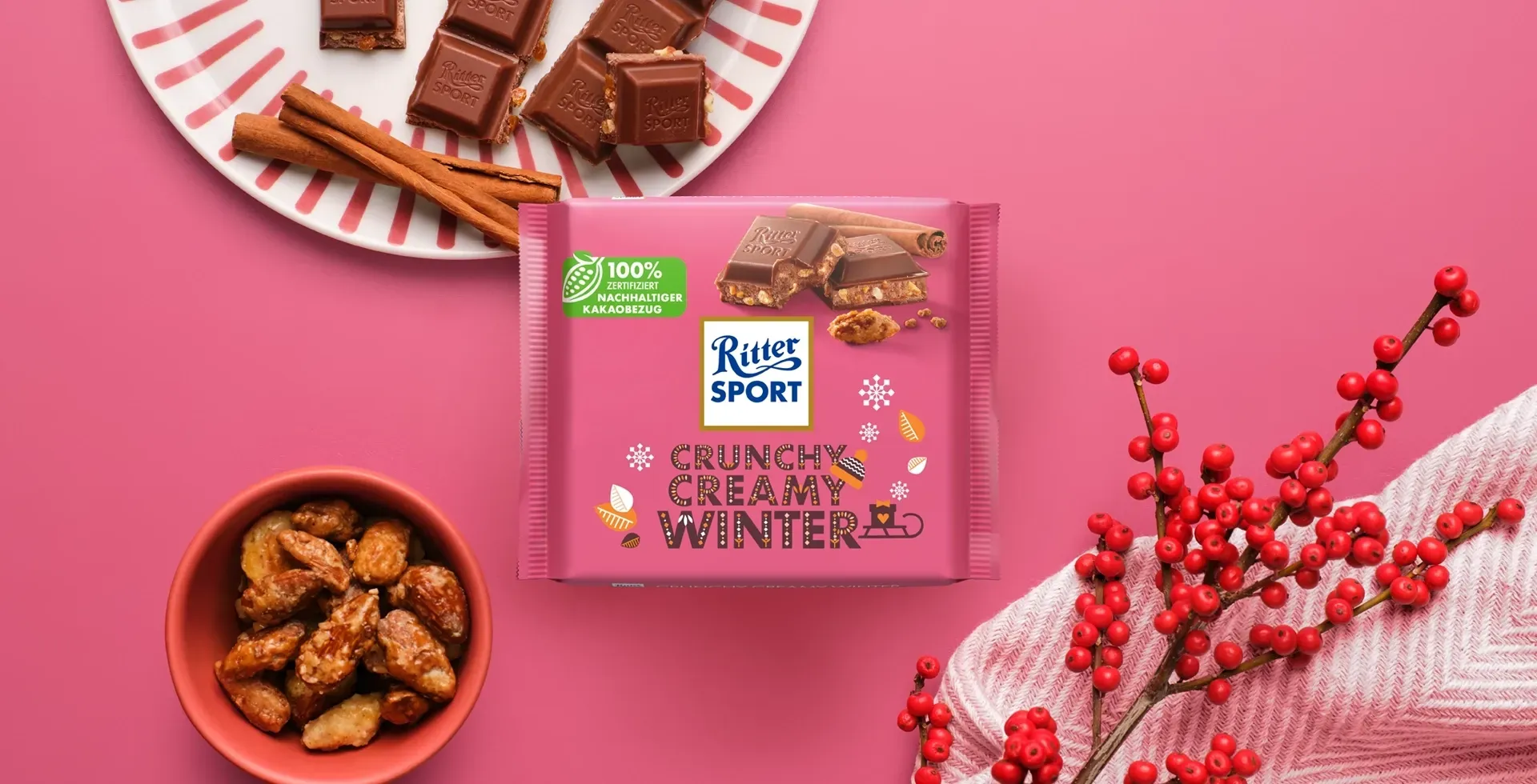 Verpackung einer blauen Schokoladentafel mit Nüssen, Schokoladenstückchen und dem Hinweis „55 % Kakaoanteil“ auf blauem Hintergrund