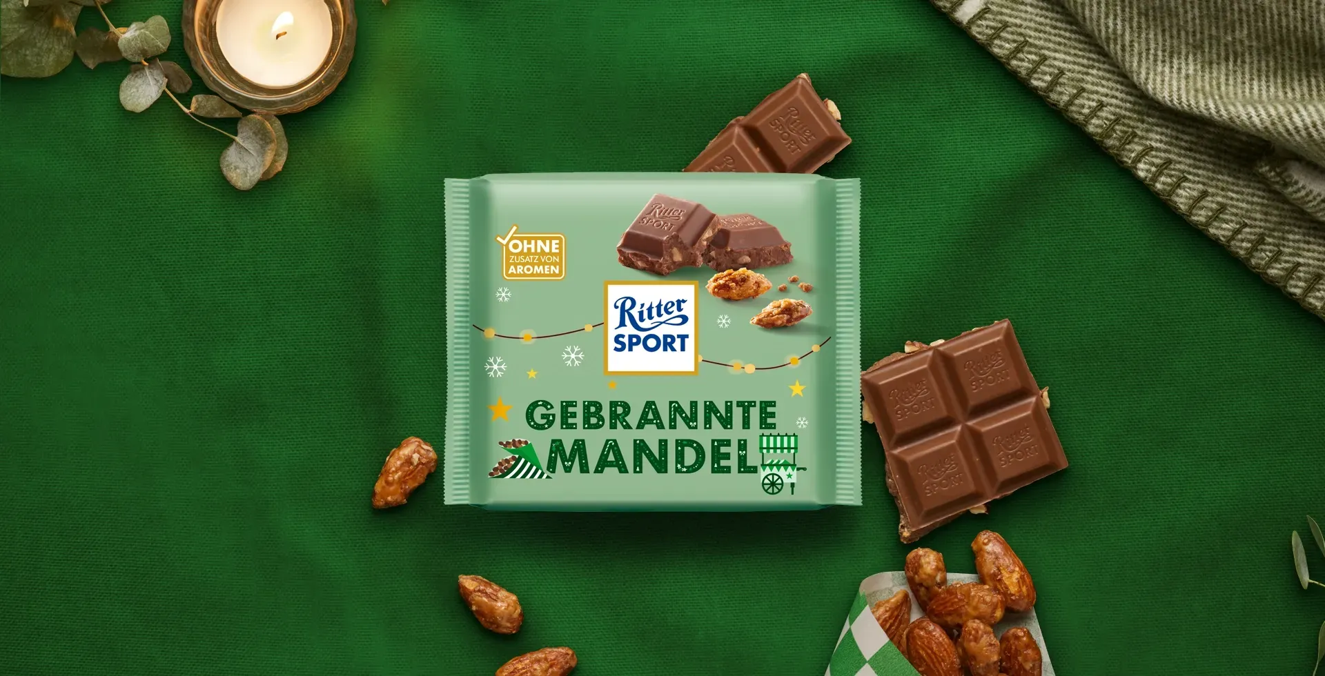 Verpackung einer blauen Schokoladentafel mit Nüssen, Schokoladenstückchen und dem Hinweis „55 % Kakaoanteil“ auf blauem Hintergrund