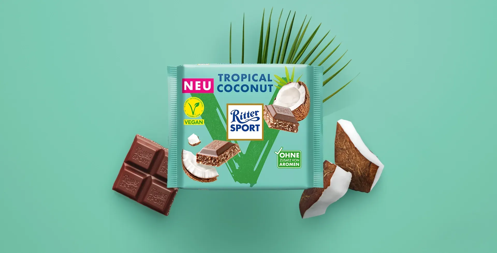 Verpackung einer blauen Schokoladentafel mit Nüssen, Schokoladenstückchen und dem Hinweis „55 % Kakaoanteil“ auf blauem Hintergrund