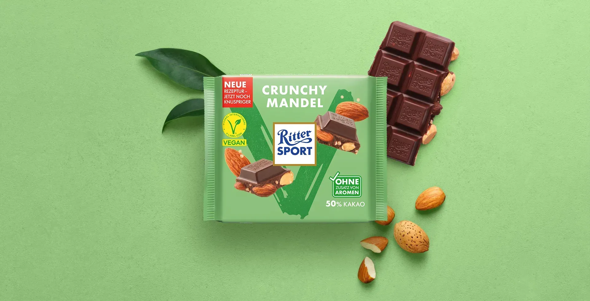 Verpackung einer blauen Schokoladentafel mit Nüssen, Schokoladenstückchen und dem Hinweis „55 % Kakaoanteil“ auf blauem Hintergrund