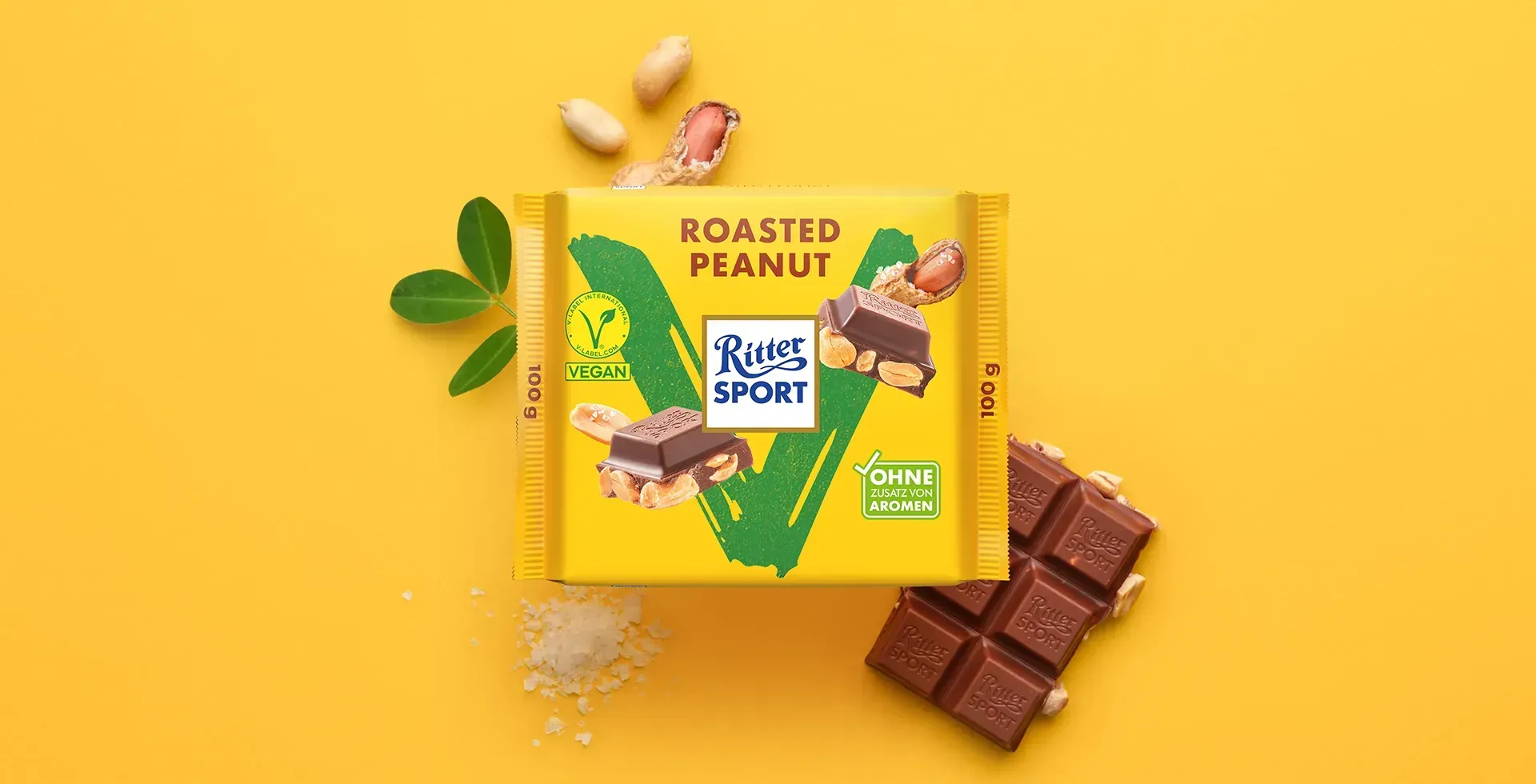 Verpackung einer blauen Schokoladentafel mit Nüssen, Schokoladenstückchen und dem Hinweis „55 % Kakaoanteil“ auf blauem Hintergrund