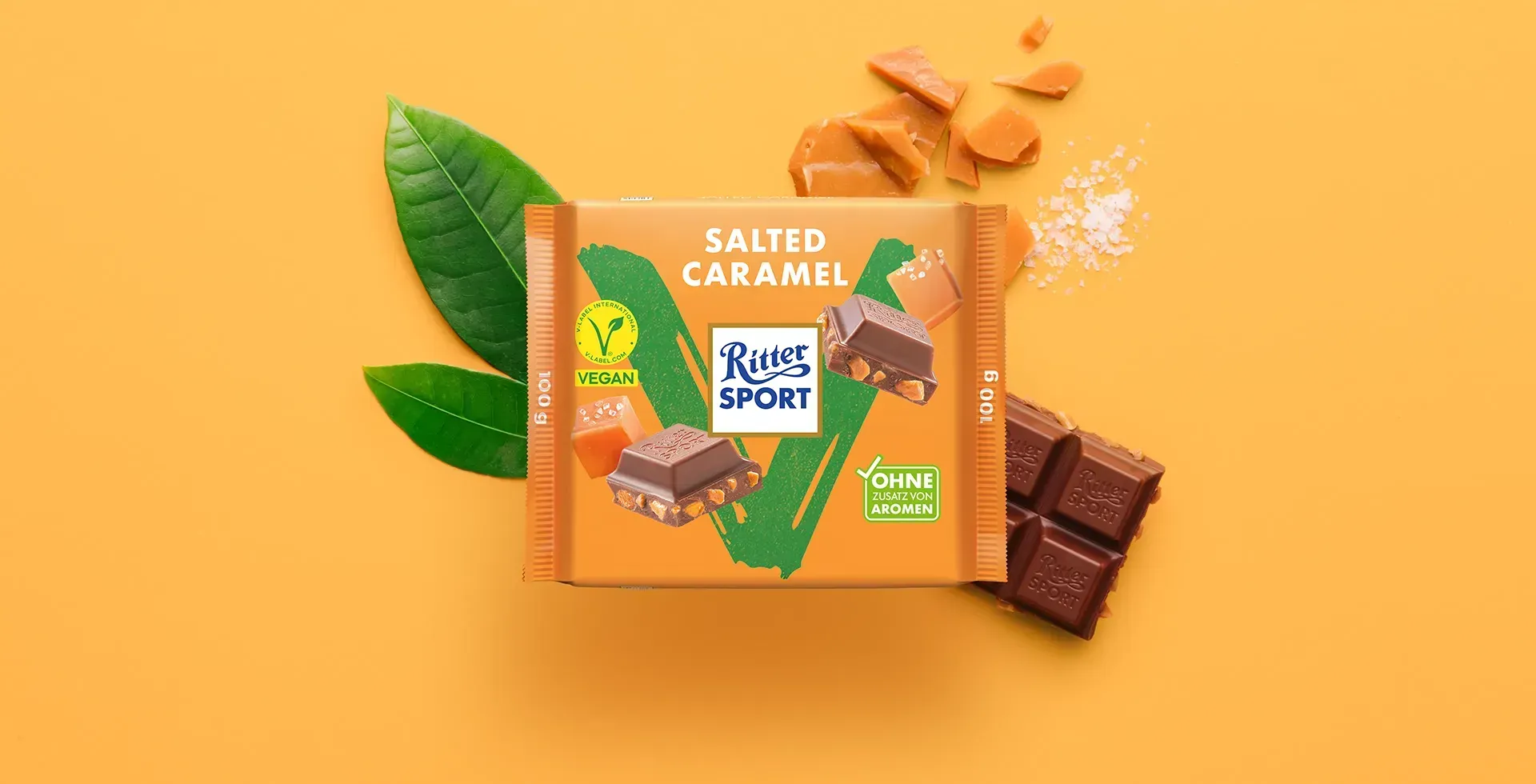 Verpackung einer blauen Schokoladentafel mit Nüssen, Schokoladenstückchen und dem Hinweis „55 % Kakaoanteil“ auf blauem Hintergrund
