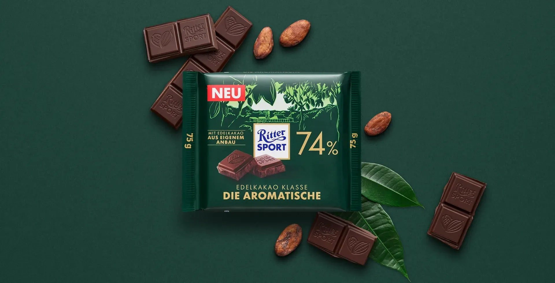 Verpackung einer blauen Schokoladentafel mit Nüssen, Schokoladenstückchen und dem Hinweis „55 % Kakaoanteil“ auf blauem Hintergrund