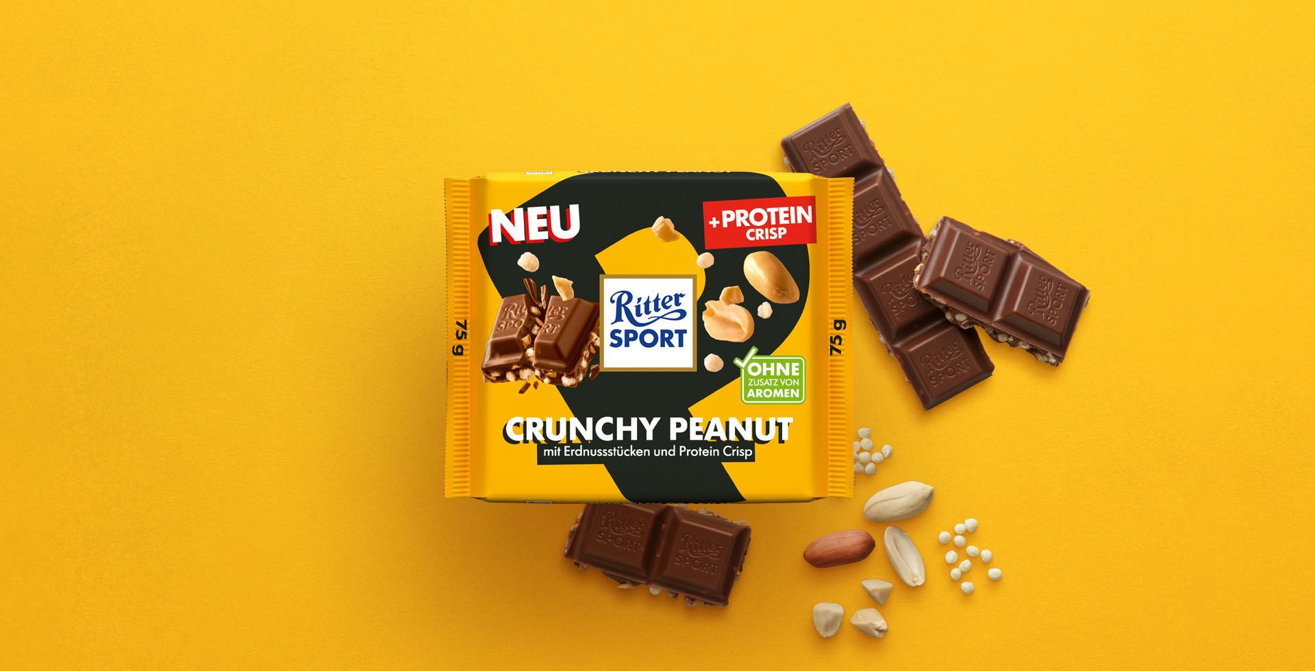 Verpackung einer blauen Schokoladentafel mit Nüssen, Schokoladenstückchen und dem Hinweis „55 % Kakaoanteil“ auf blauem Hintergrund
