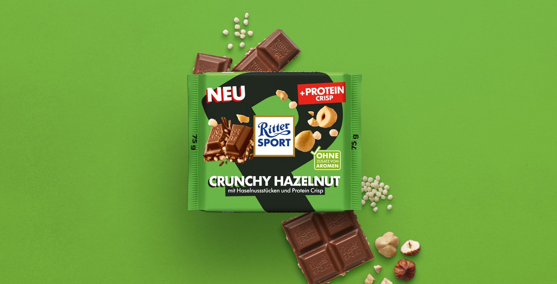 Verpackung einer blauen Schokoladentafel mit Nüssen, Schokoladenstückchen und dem Hinweis „55 % Kakaoanteil“ auf blauem Hintergrund