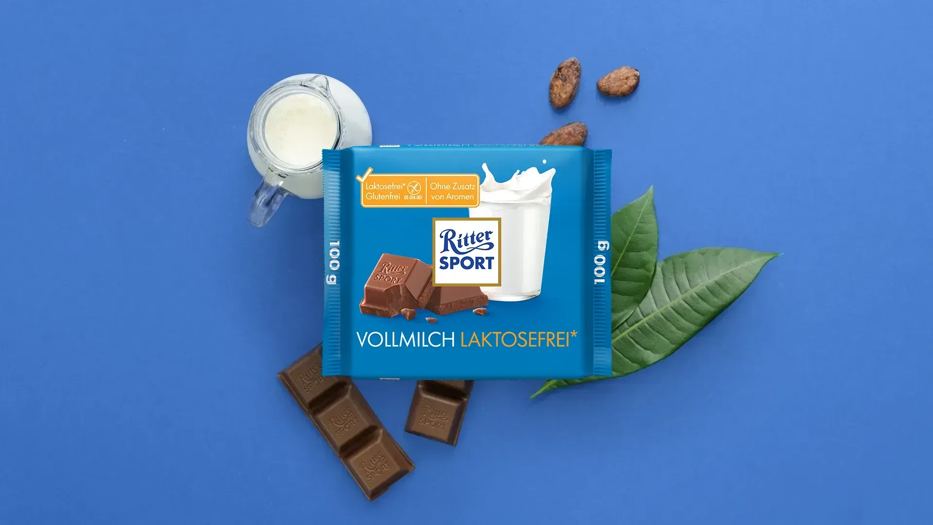 Verpackung einer blauen Schokoladentafel mit Nüssen, Schokoladenstückchen und dem Hinweis „55 % Kakaoanteil“ auf blauem Hintergrund