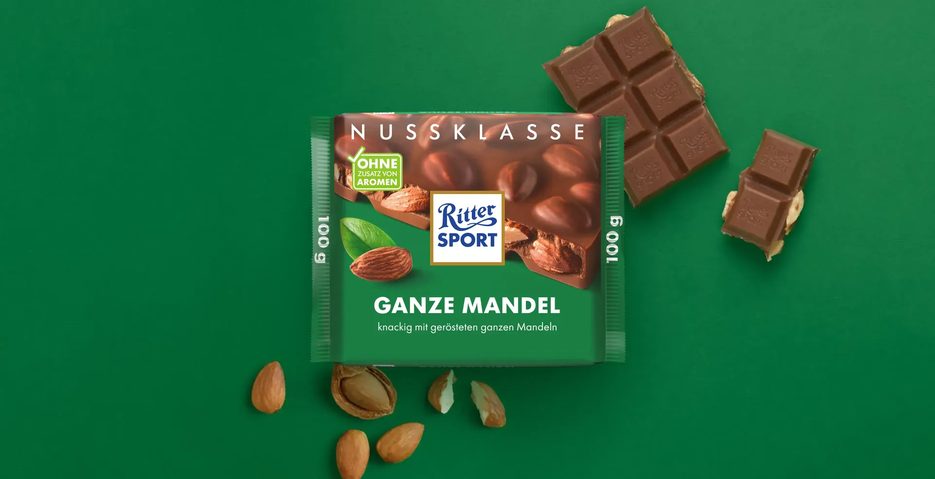 Verpackung einer blauen Schokoladentafel mit Nüssen, Schokoladenstückchen und dem Hinweis „55 % Kakaoanteil“ auf blauem Hintergrund