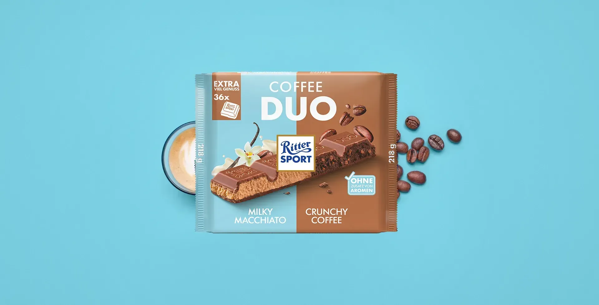 Verpackung einer blauen Schokoladentafel mit Nüssen, Schokoladenstückchen und dem Hinweis „55 % Kakaoanteil“ auf blauem Hintergrund