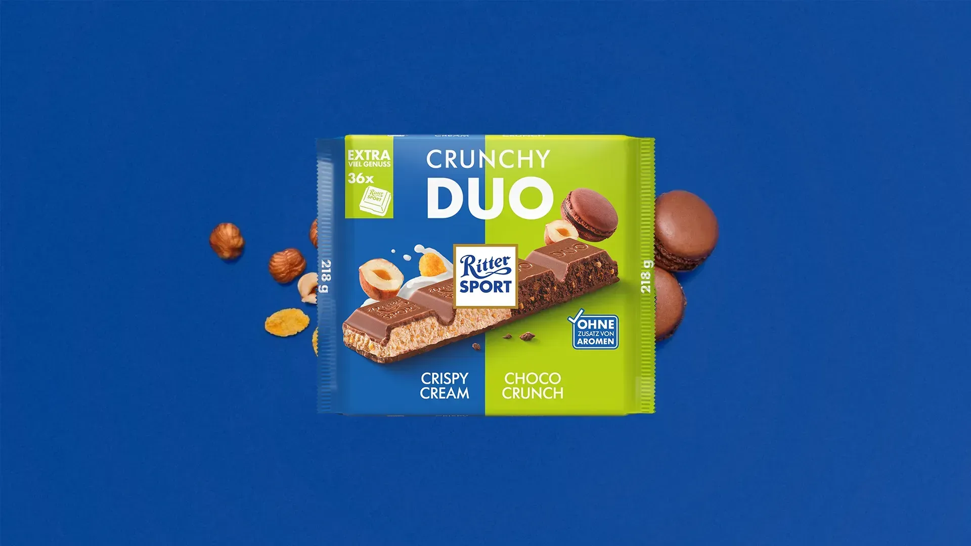 Verpackung einer blauen Schokoladentafel mit Nüssen, Schokoladenstückchen und dem Hinweis „55 % Kakaoanteil“ auf blauem Hintergrund