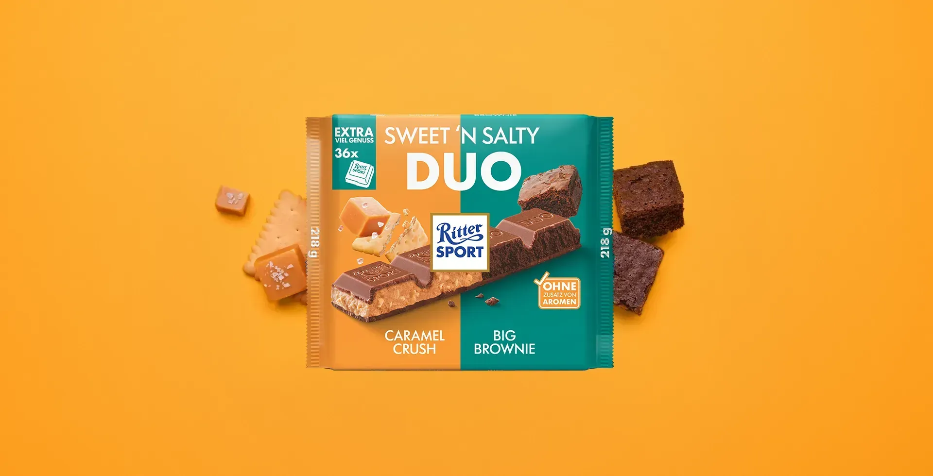 Verpackung einer blauen Schokoladentafel mit Nüssen, Schokoladenstückchen und dem Hinweis „55 % Kakaoanteil“ auf blauem Hintergrund