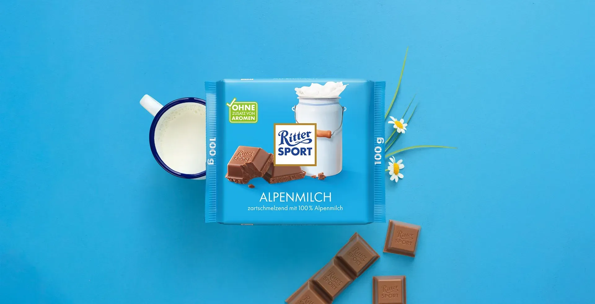 Verpackung einer blauen Schokoladentafel mit Nüssen, Schokoladenstückchen und dem Hinweis „55 % Kakaoanteil“ auf blauem Hintergrund